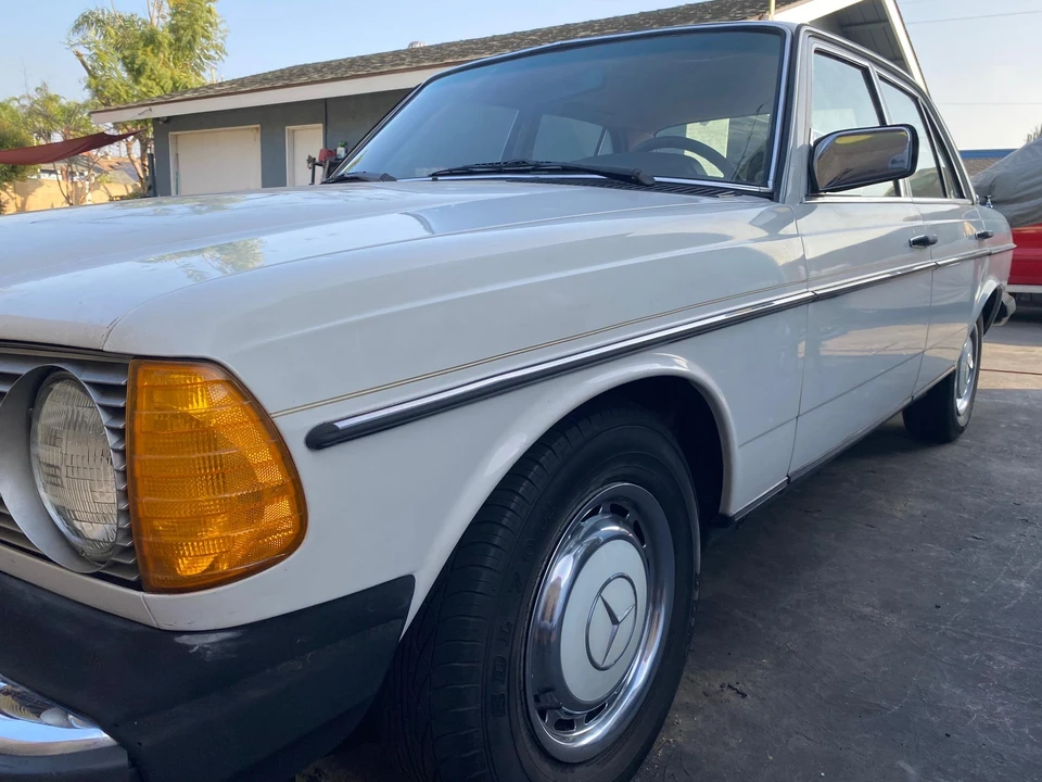 1982 Mercedes-Benz W123 Sedan - Image 8 of 31