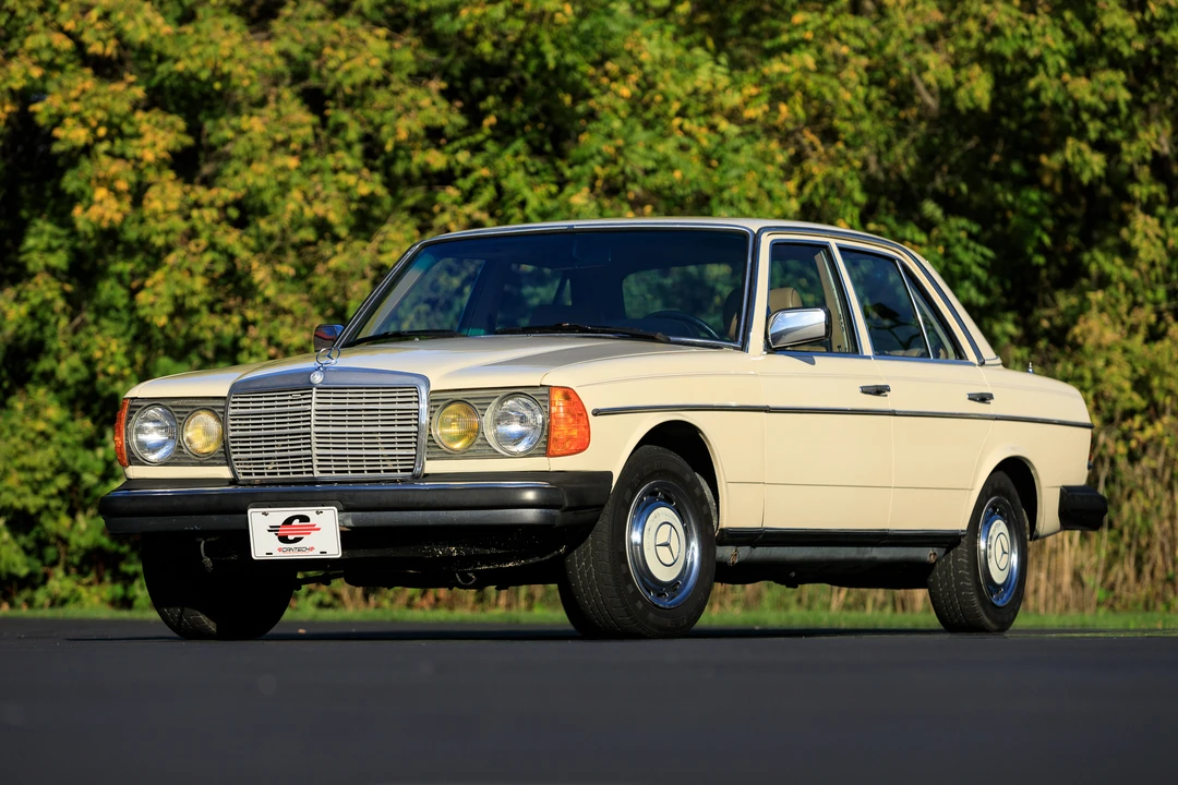 1982 Mercedes-Benz W123 Sedan - Image 2 of 31