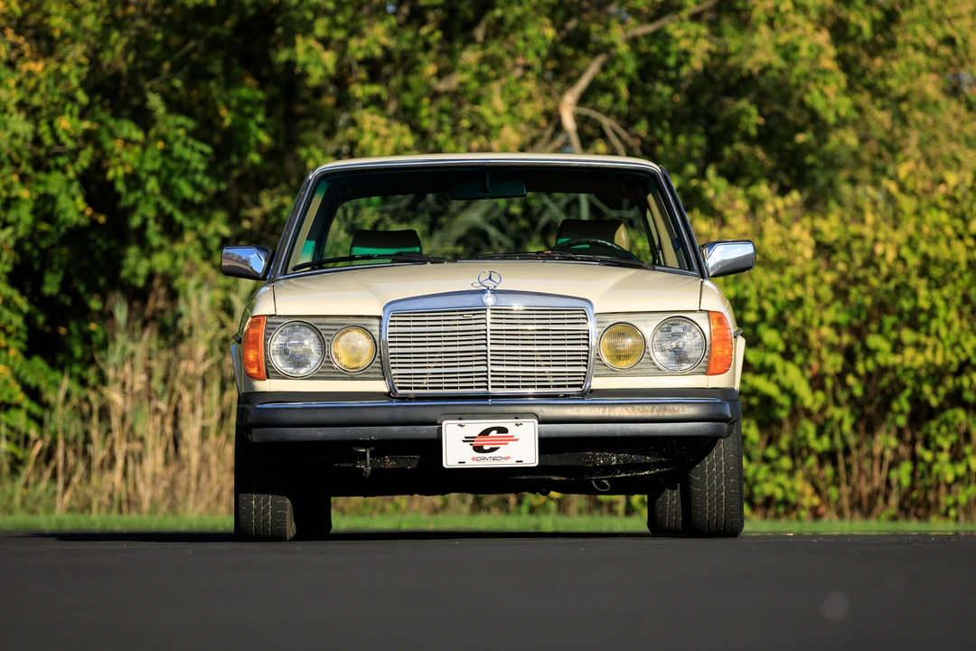 1982 Mercedes-Benz W123 Sedan - Image 3 of 31