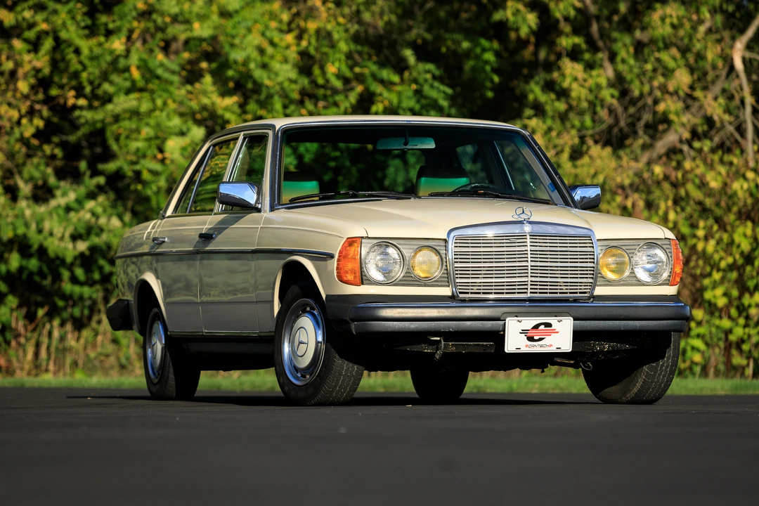 1982 Mercedes-Benz W123 Sedan - Image 4 of 31