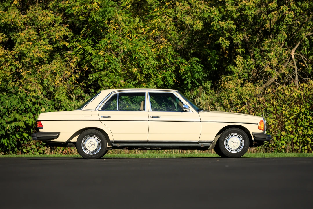1982 Mercedes-Benz W123 Sedan - Image 5 of 31