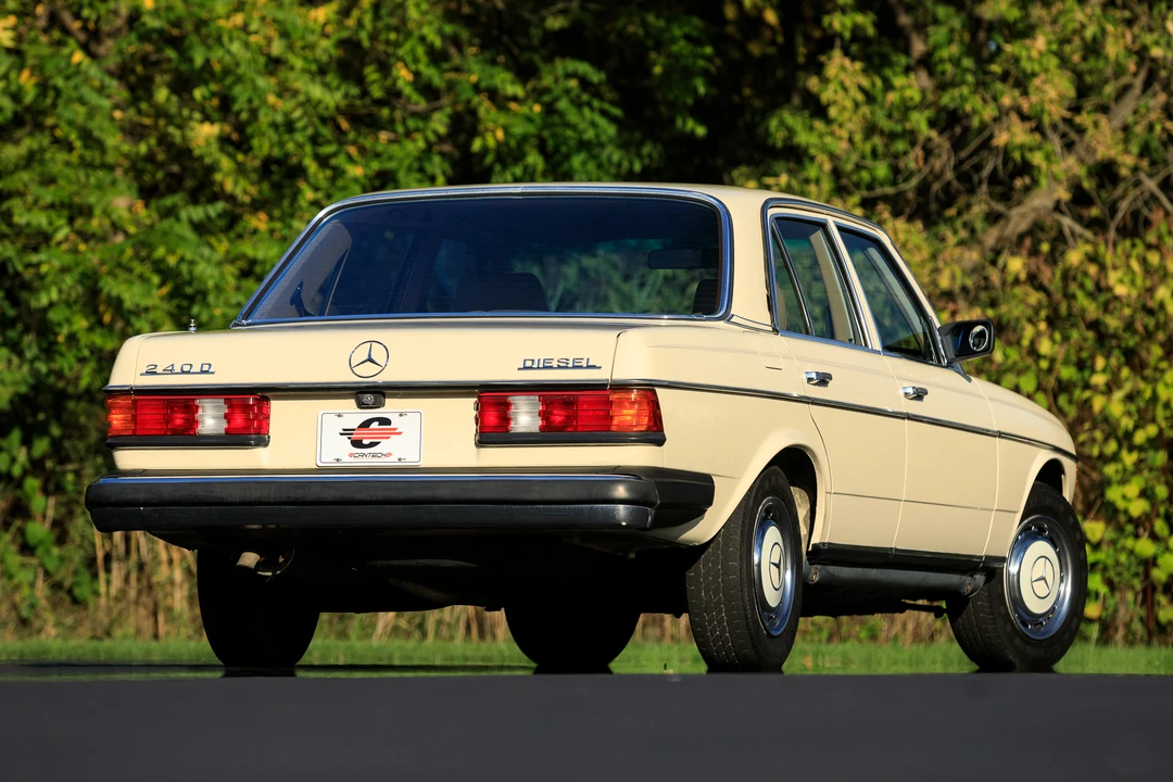 1982 Mercedes-Benz W123 Sedan - Image 6 of 31