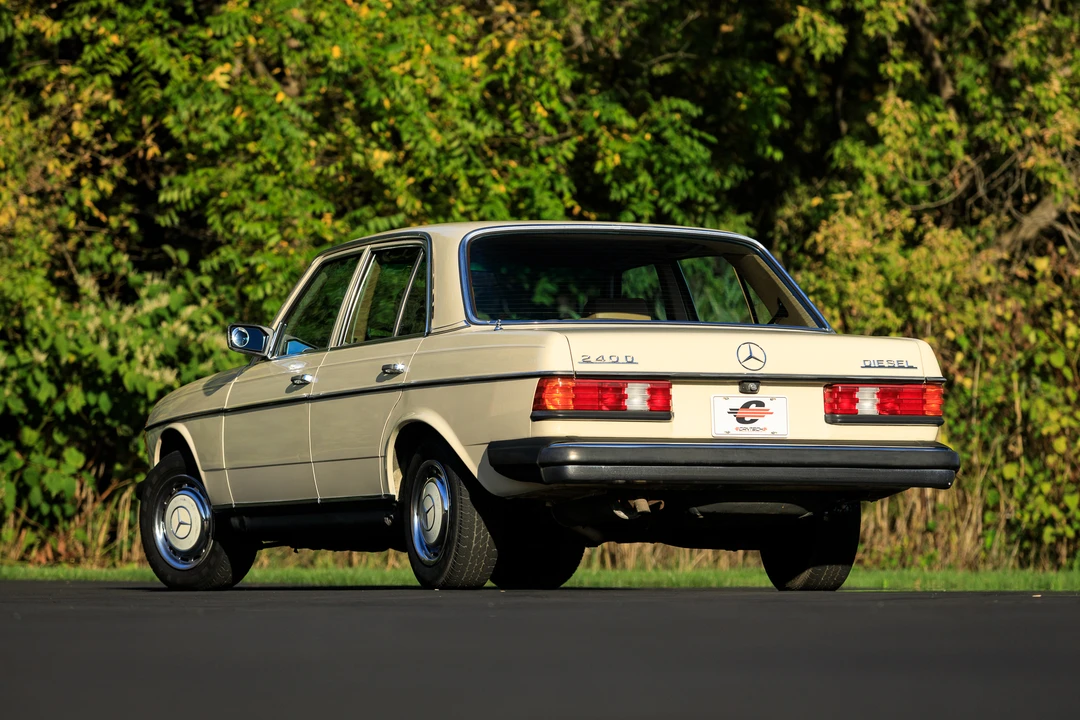 1982 Mercedes-Benz W123 Sedan - Image 8 of 31