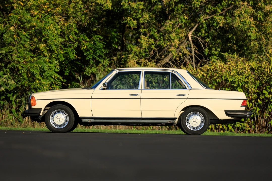 1982 Mercedes-Benz W123 Sedan - Image 9 of 31