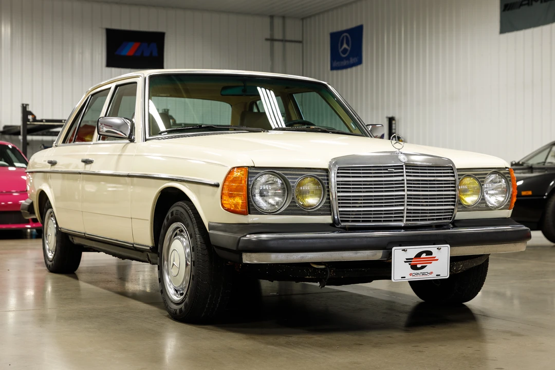 1982 Mercedes-Benz W123 Sedan - Image 17 of 31
