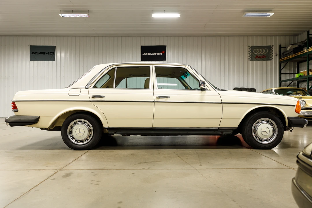 1982 Mercedes-Benz W123 Sedan - Image 18 of 31
