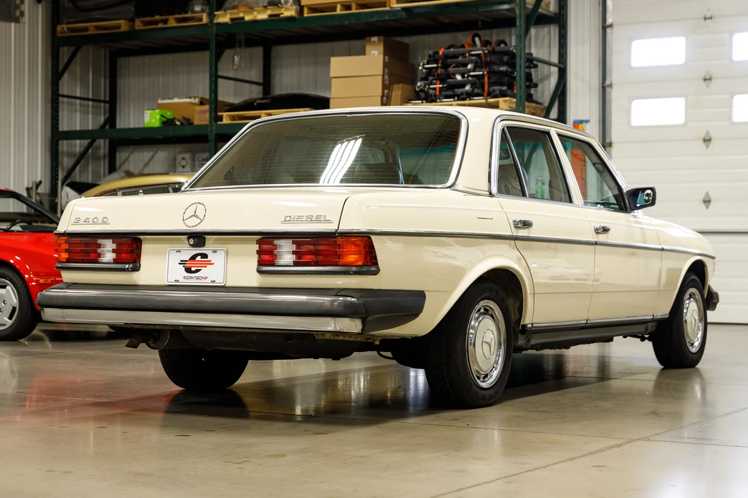 1982 Mercedes-Benz W123 Sedan - Image 19 of 31