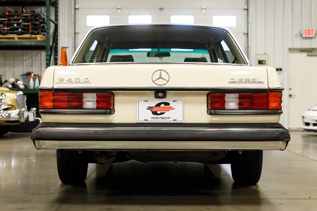 1982 Mercedes-Benz W123 Sedan - Image 20 of 31