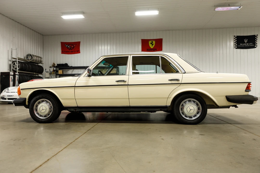 1982 Mercedes-Benz W123 Sedan - Image 22 of 31