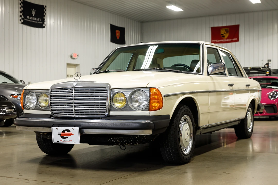 1982 Mercedes-Benz W123 Sedan - Image 15 of 31