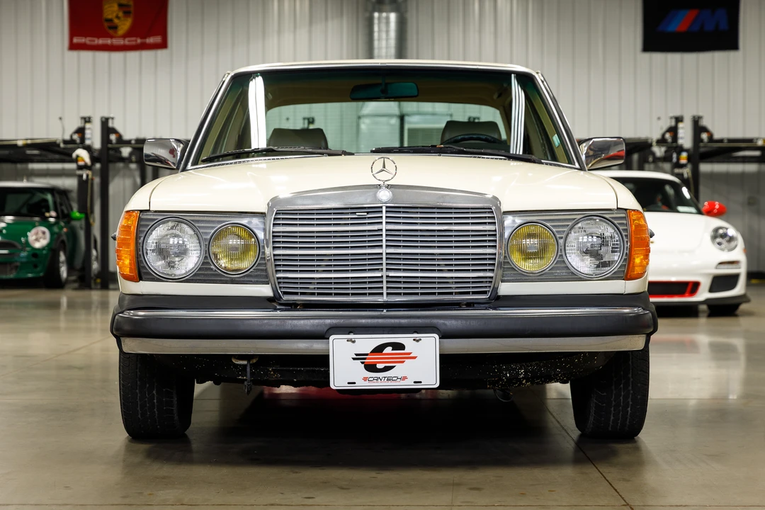 1982 Mercedes-Benz W123 Sedan - Image 16 of 31