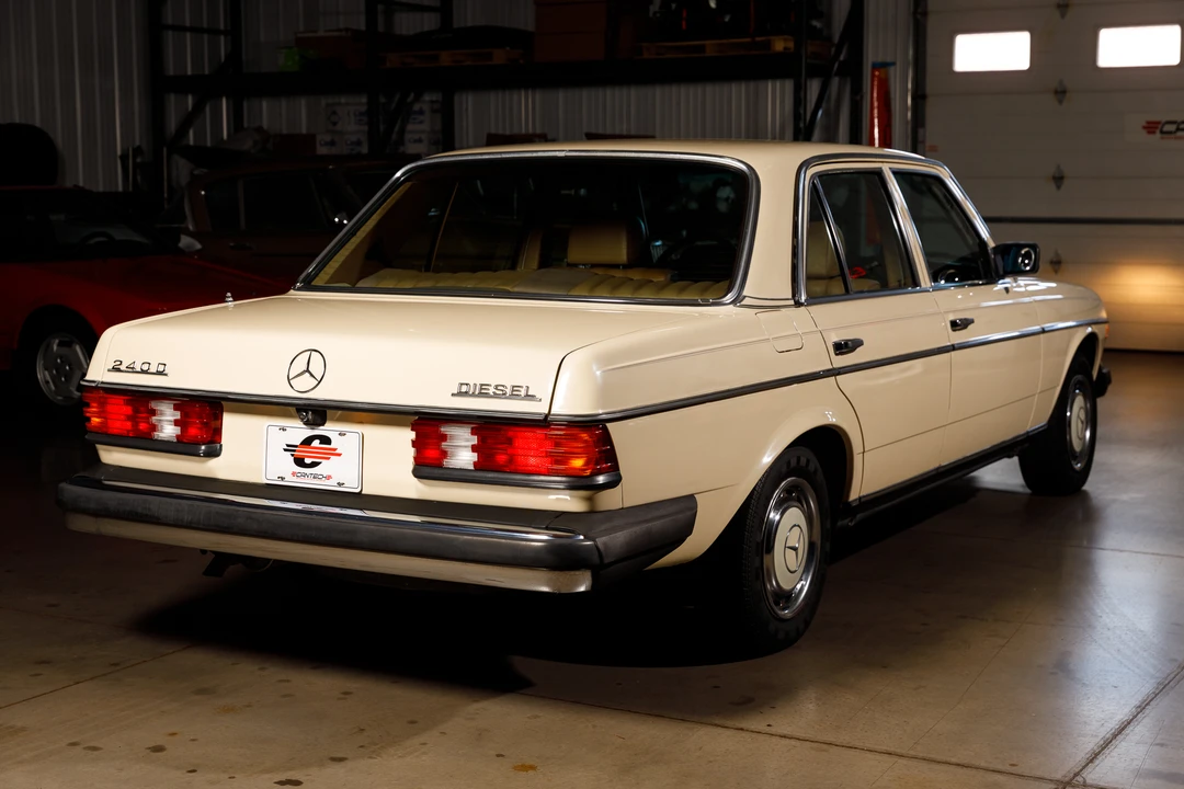 1982 Mercedes-Benz W123 Sedan - Image 13 of 31