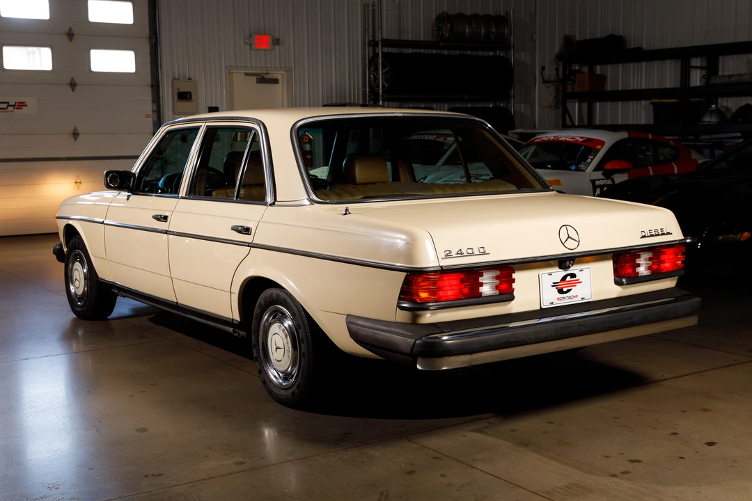 1982 Mercedes-Benz W123 Sedan - Image 14 of 31