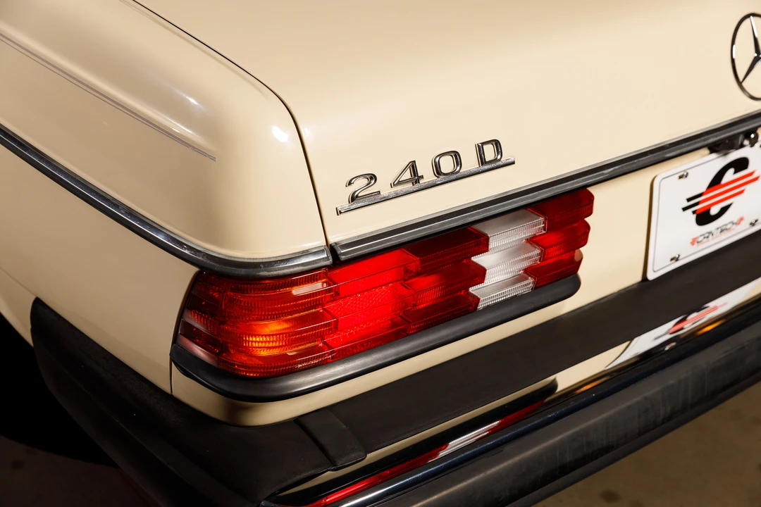 1982 Mercedes-Benz W123 Sedan - Image 31 of 31