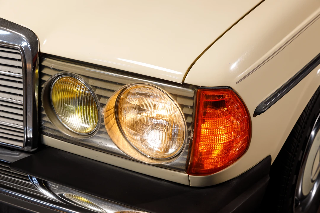 1982 Mercedes-Benz W123 Sedan - Image 28 of 31