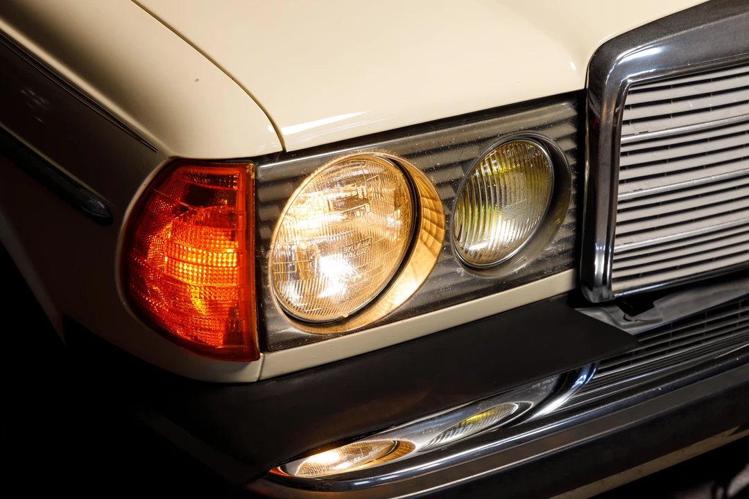 1982 Mercedes-Benz W123 Sedan - Image 25 of 31