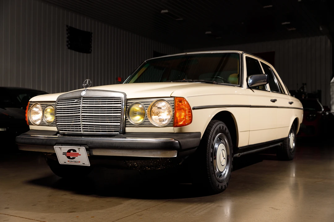1982 Mercedes-Benz W123 Sedan - Image 11 of 31