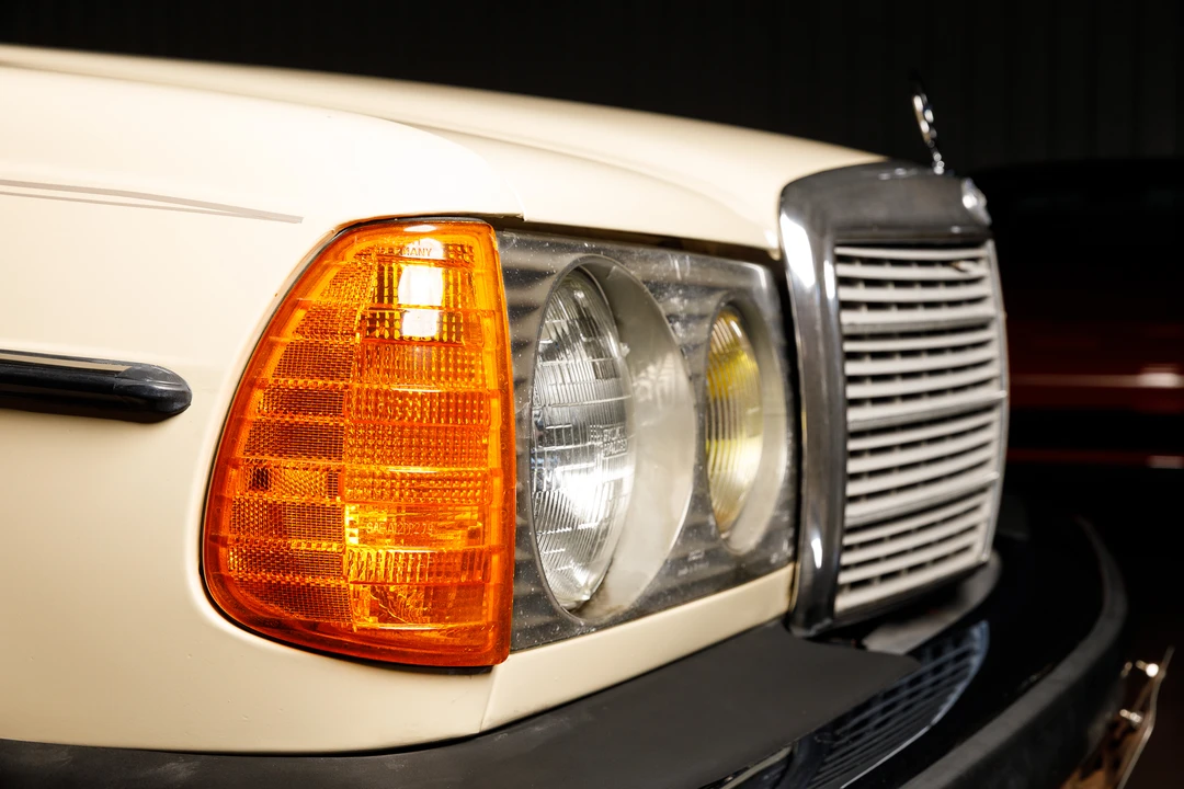 1982 Mercedes-Benz W123 Sedan - Image 24 of 31