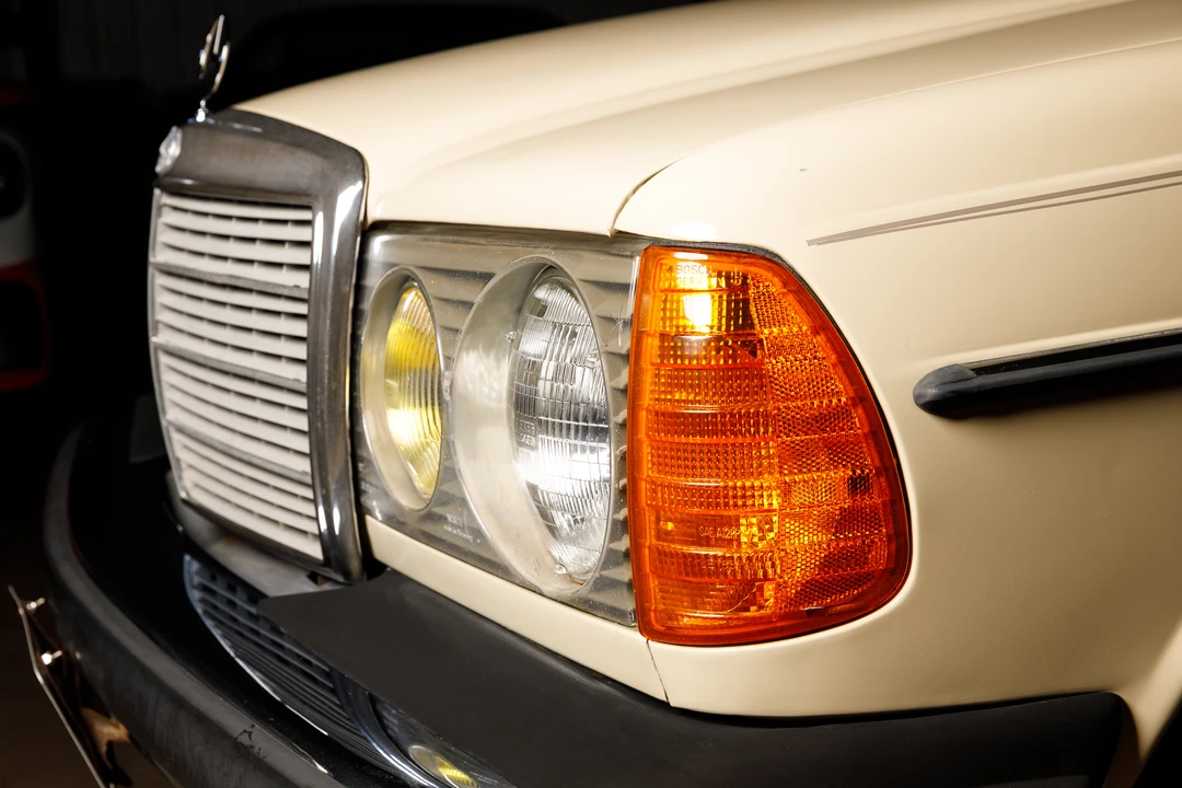 1982 Mercedes-Benz W123 Sedan - Image 29 of 31