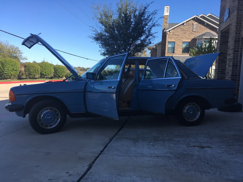 1982 Mercedes-Benz W123 Sedan - Image 29 of 31