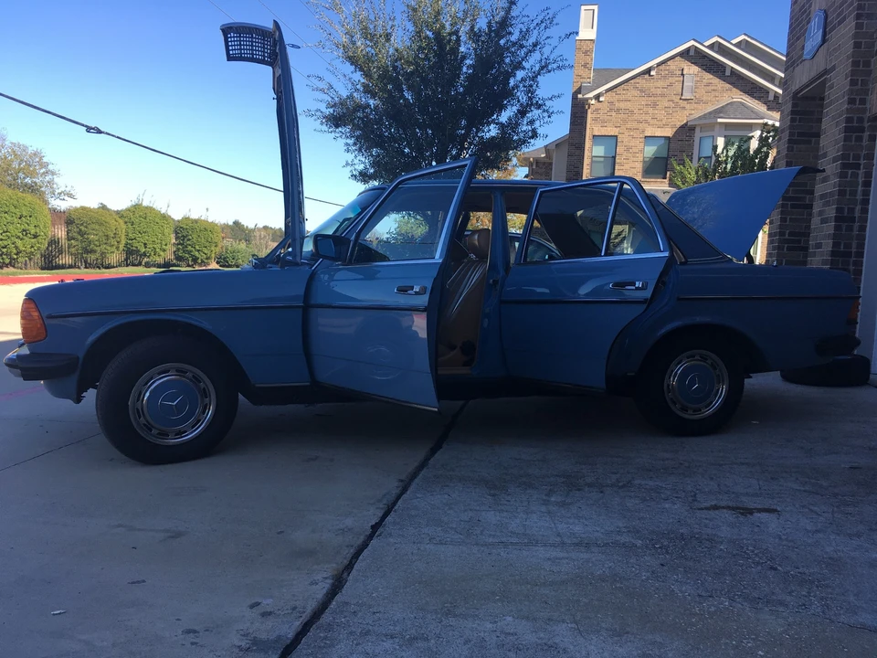 1982 Mercedes-Benz W123 Sedan - Image 28 of 31