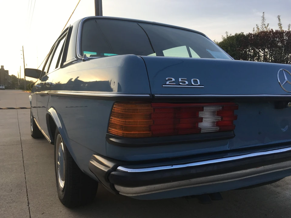 1982 Mercedes-Benz W123 Sedan - Image 13 of 31