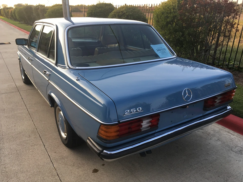 1982 Mercedes-Benz W123 Sedan - Image 12 of 31