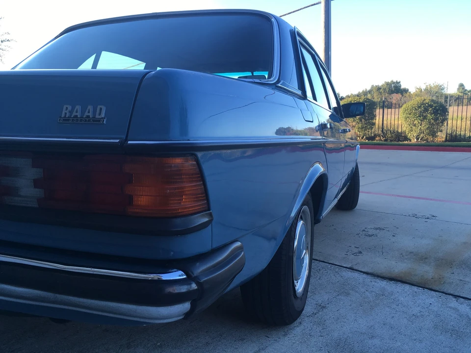 1982 Mercedes-Benz W123 Sedan - Image 10 of 31