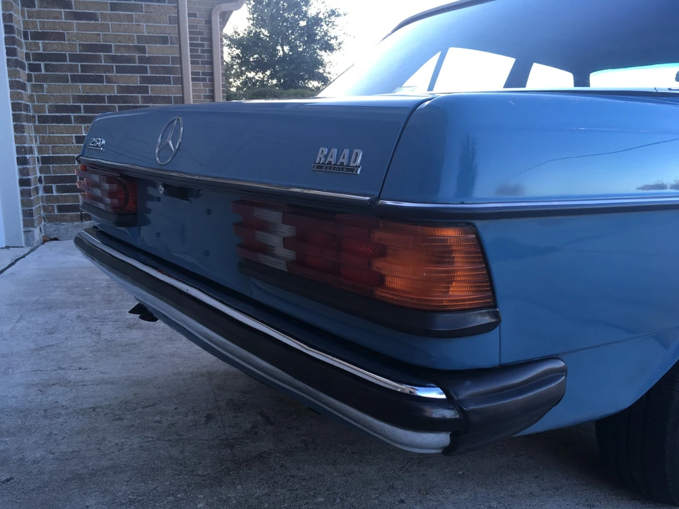1982 Mercedes-Benz W123 Sedan - Image 9 of 31