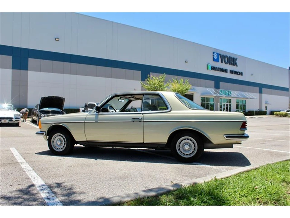 1982 Mercedes-Benz W123 Coupe (C123) - Image 8 of 31