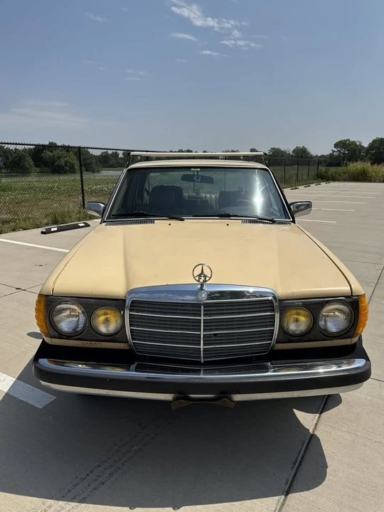 1982 Mercedes-Benz 190E - Image 2 of 7