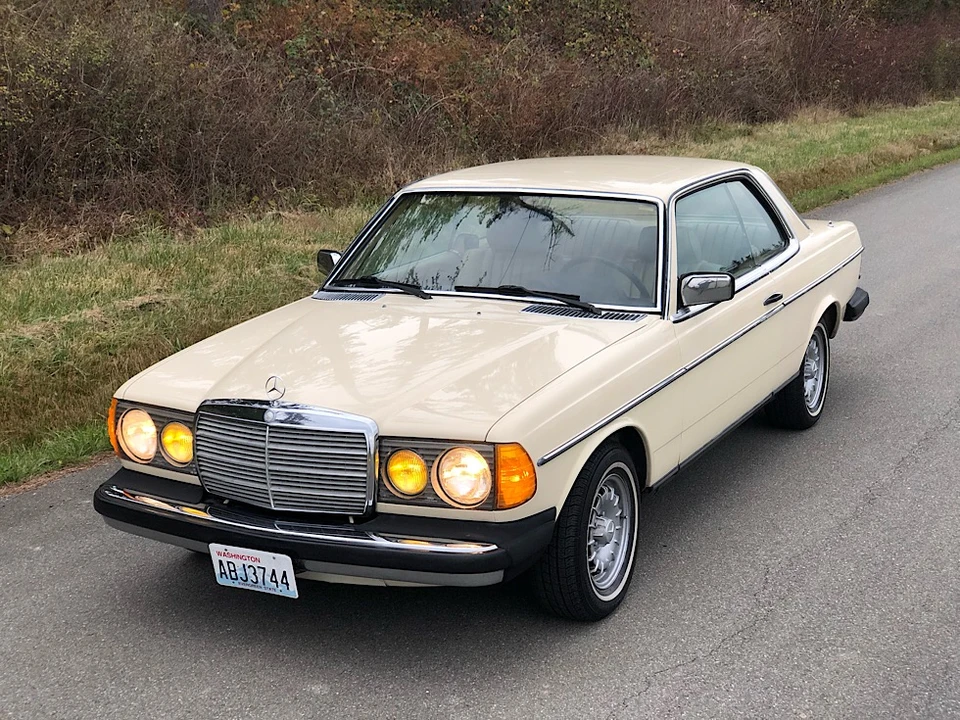 1982 Mercedes-Benz W123 Coupe (C123) - Image 2 of 31