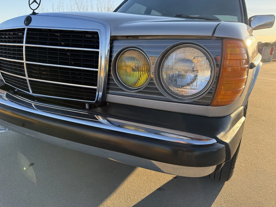 1982 Mercedes-Benz W123 Sedan - Image 15 of 31