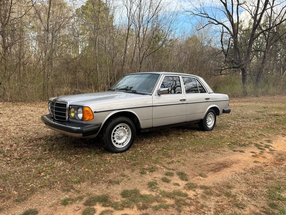 1982 Mercedes-Benz W123 Sedan - Image 2 of 31