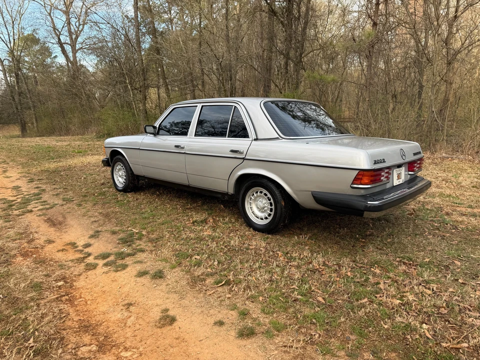 1982 Mercedes-Benz W123 Sedan - Image 4 of 31