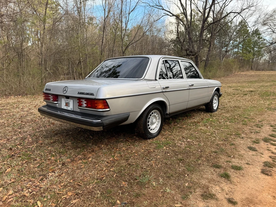 1982 Mercedes-Benz W123 Sedan - Image 6 of 31