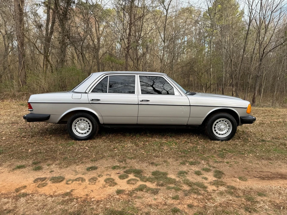 1982 Mercedes-Benz W123 Sedan - Image 7 of 31