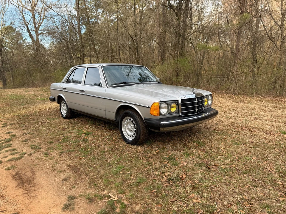 1982 Mercedes-Benz W123 Sedan - Image 8 of 31
