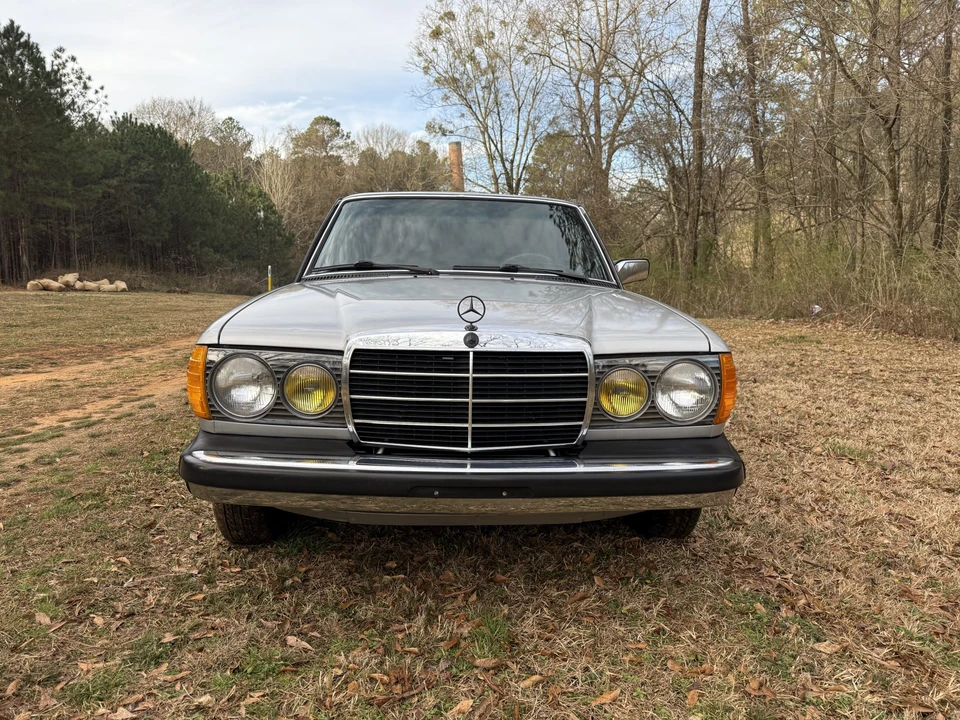 1982 Mercedes-Benz W123 Sedan - Image 9 of 31
