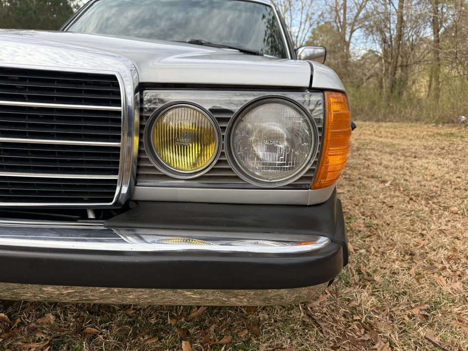 1982 Mercedes-Benz W123 Sedan - Image 14 of 31