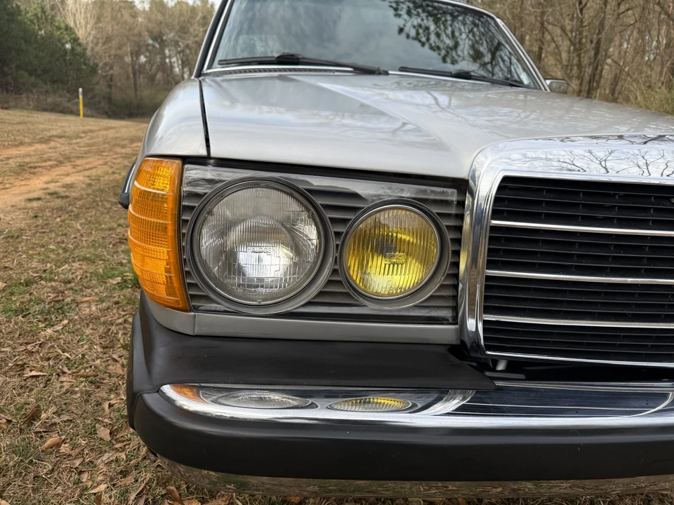 1982 Mercedes-Benz W123 Sedan - Image 11 of 31