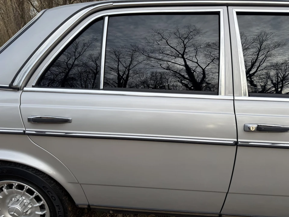 1982 Mercedes-Benz W123 Sedan - Image 25 of 31