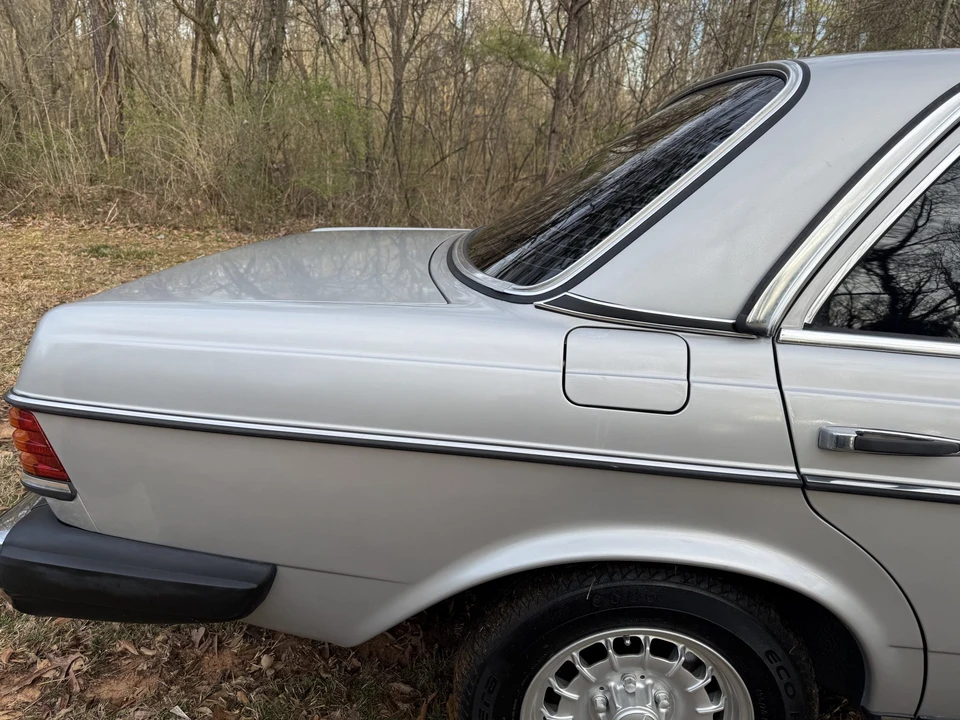 1982 Mercedes-Benz W123 Sedan - Image 24 of 31