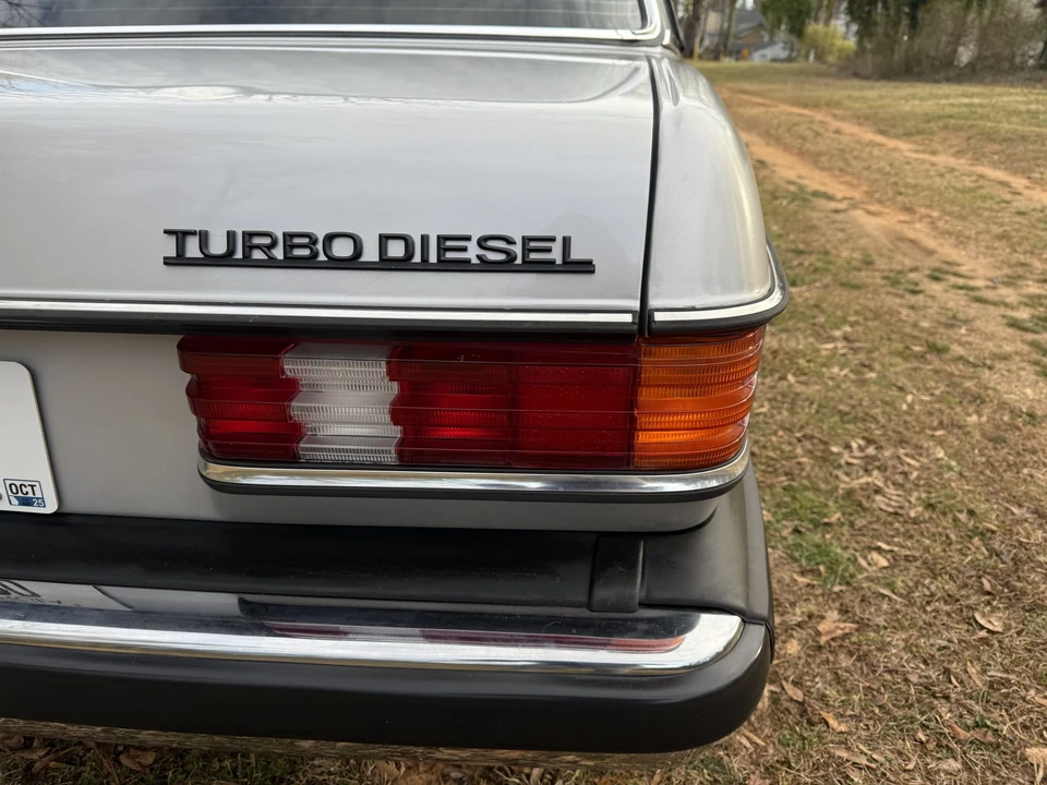 1982 Mercedes-Benz W123 Sedan - Image 23 of 31