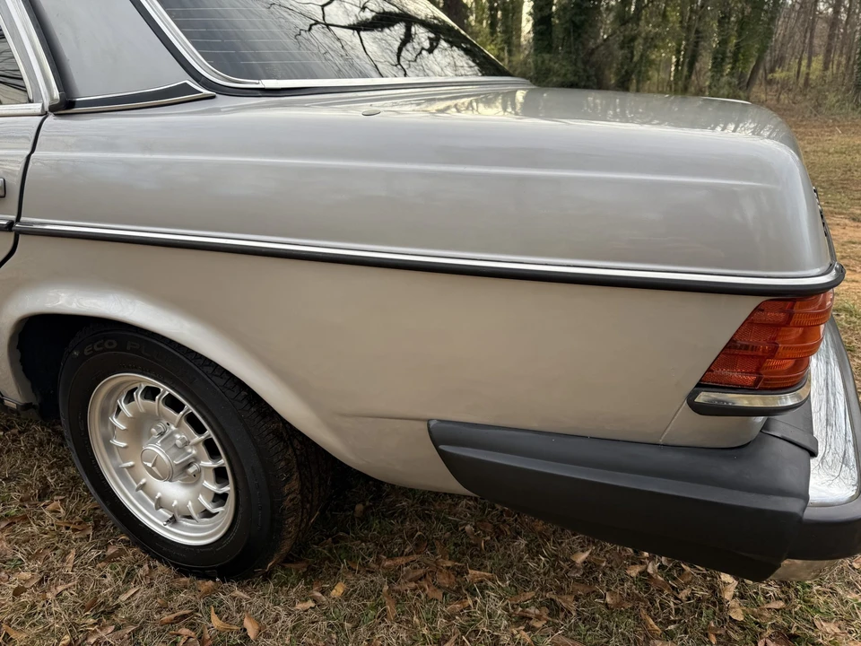 1982 Mercedes-Benz W123 Sedan - Image 19 of 31