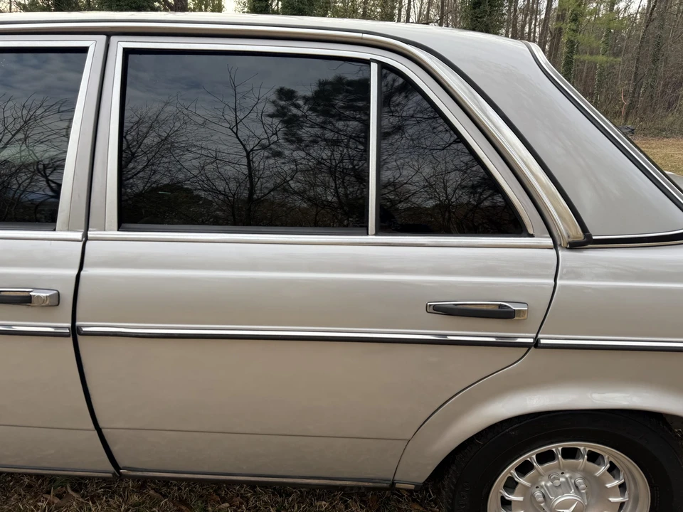 1982 Mercedes-Benz W123 Sedan - Image 18 of 31