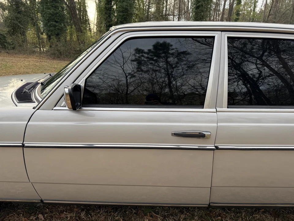 1982 Mercedes-Benz W123 Sedan - Image 17 of 31