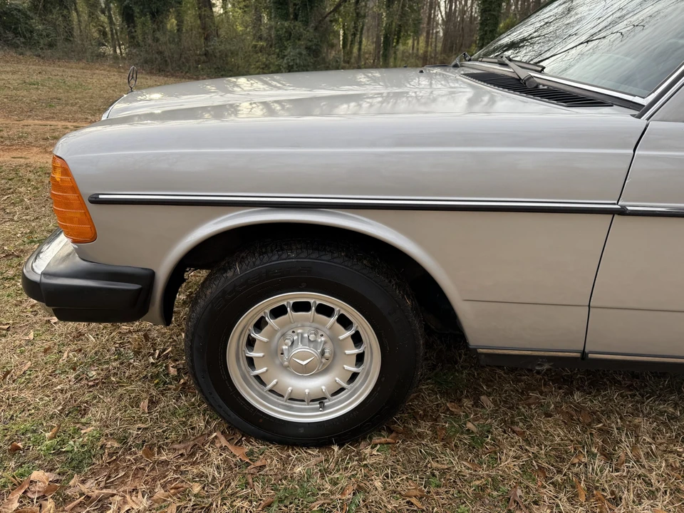1982 Mercedes-Benz W123 Sedan - Image 16 of 31