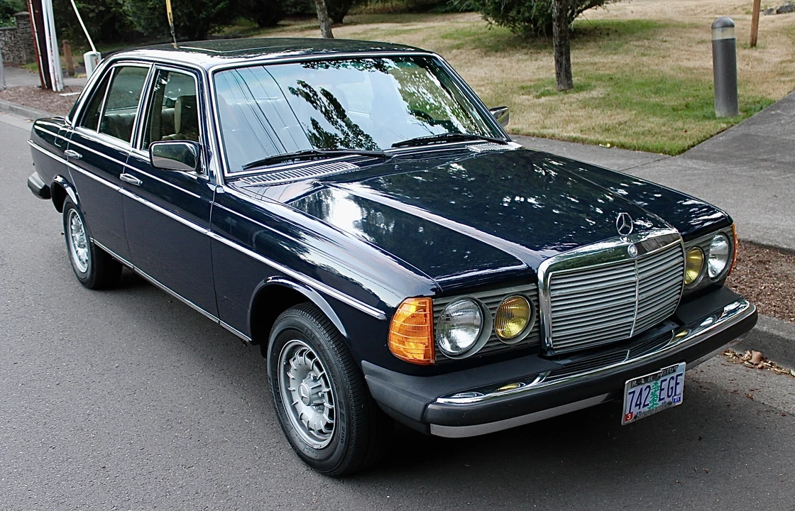 1982 Mercedes-Benz W123 Sedan - Image 11 of 31