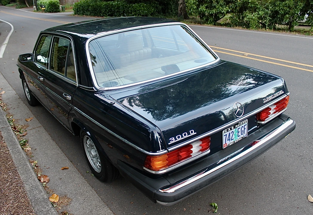 1982 Mercedes-Benz W123 Sedan - Image 23 of 31